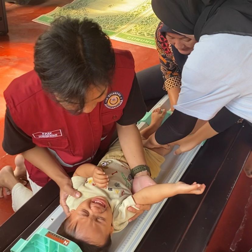 Bersama Warga, Mahasiswa KKN 04 Karangbangun Bantu Kegiatan Posyandu Balita