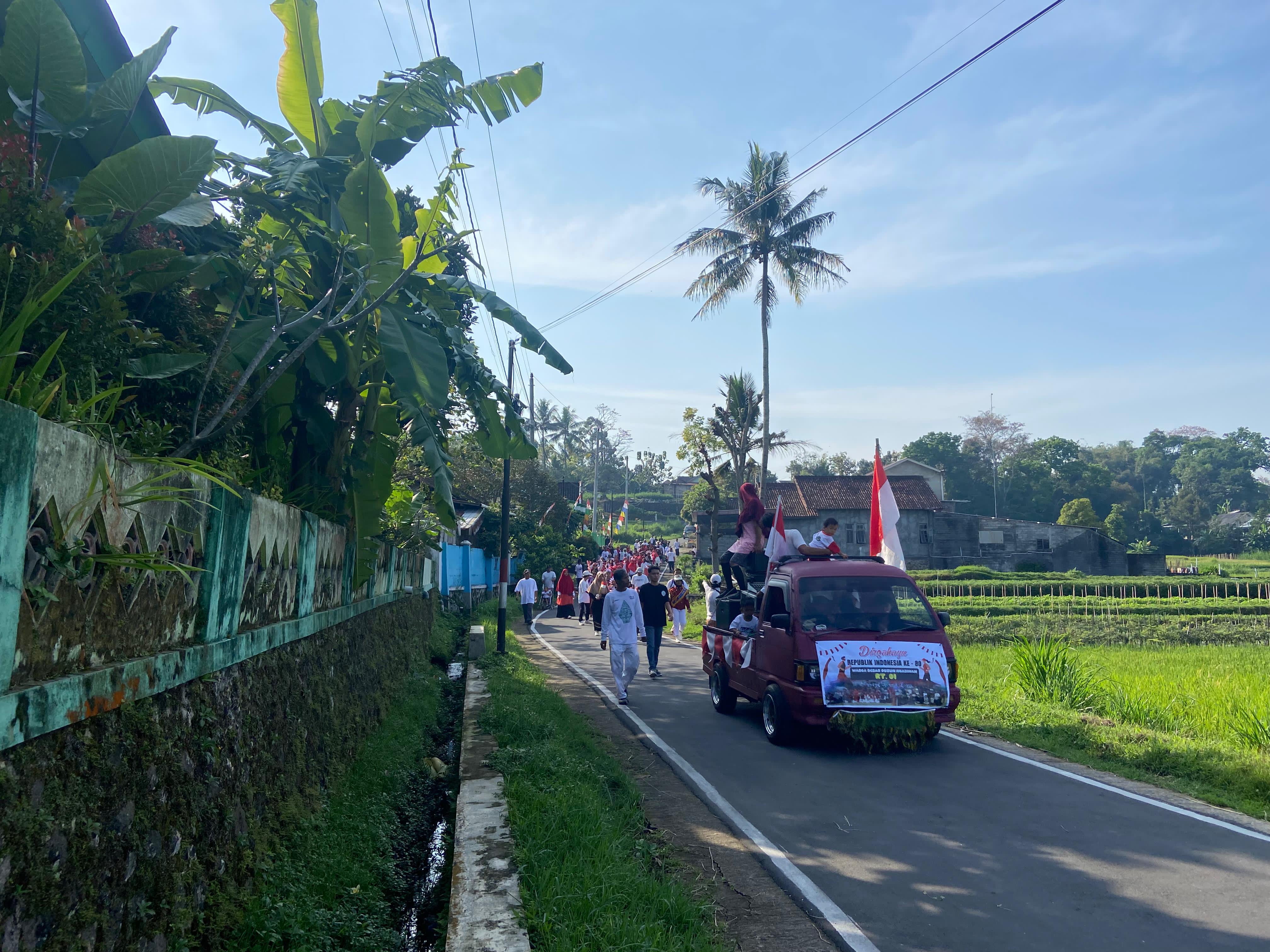 Mahasiswa KKN 04 Karangbangun Ikuti Jalan Sehat Bersama Warga Dusun Ngasinan