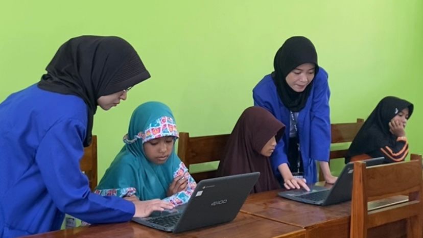 Belajar Coding Sejak Dini: Mahasiswa KKN 04 Ajarkan IT dan Coding di SDN 03 Karangbangun