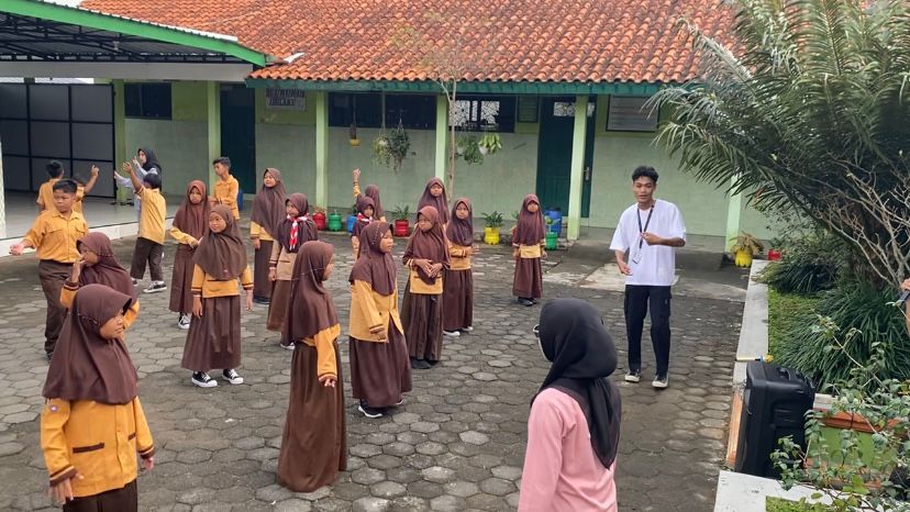 Senam Sehat Bergerak Riang: Mahasiswa KKN 04 Hadirkan Aktivitas Fisik di SDN 03 Karangbangun