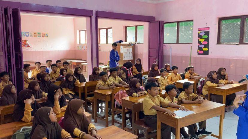 Edukasi Literasi Keuangan Sejak Dini: Mahasiswa KKN 04 Ajarkan Cara Mengelola Uang di SDN 03 Karangbangun
