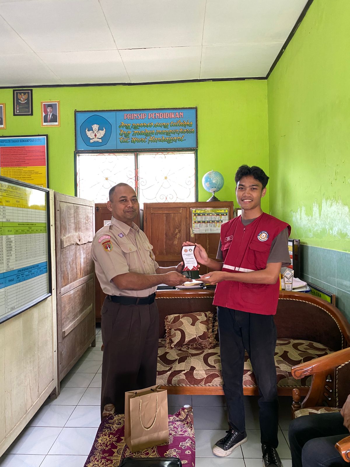 Mahasiswa KKN 04 Karangbangun Serahkan Kenang-Kenangan untuk SDN 03 Karangbangun