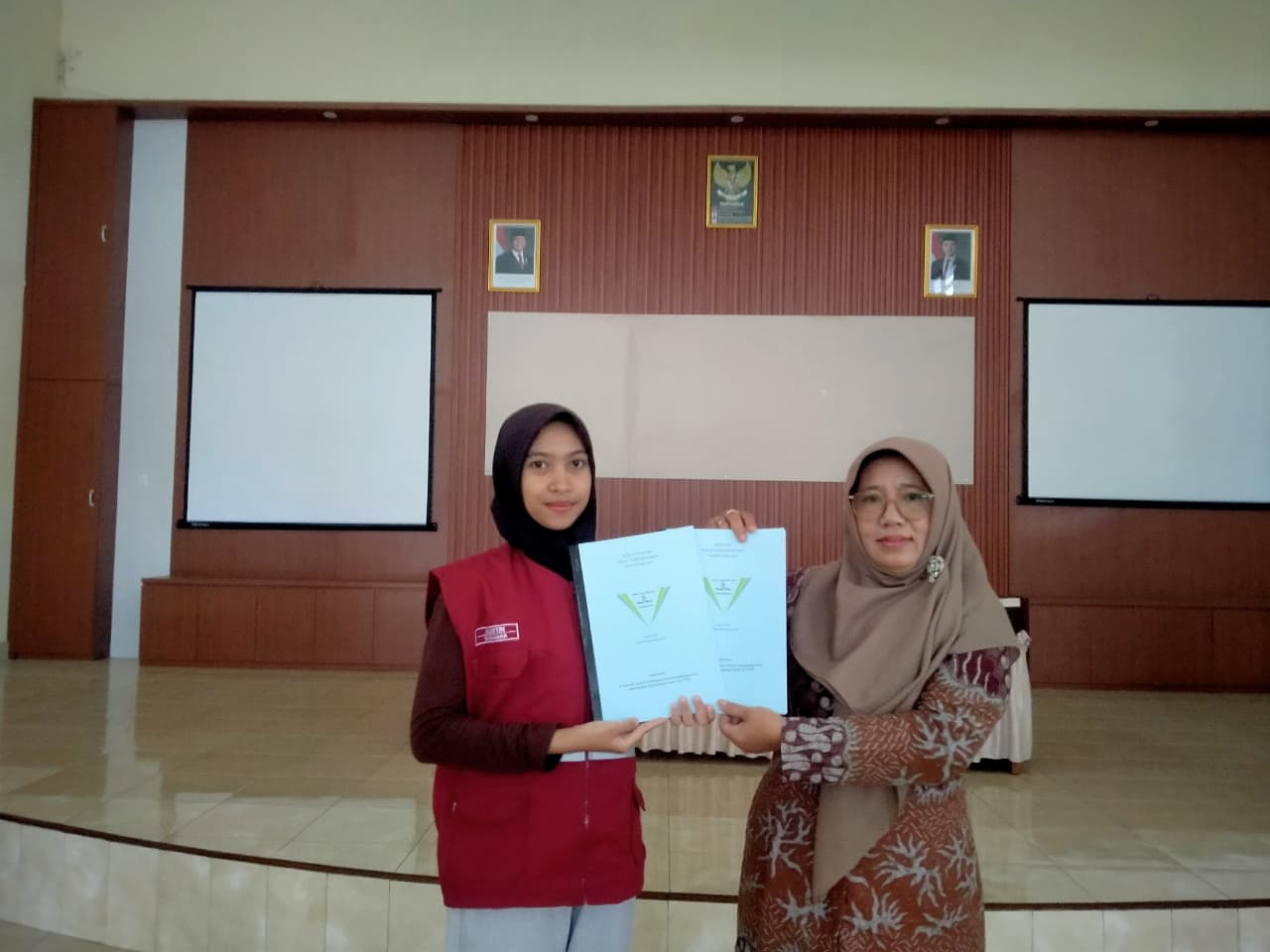 Pendampingan BUMDes: Mahasiswa KKN 04 Karangbangun Serahkan Buku Inventaris dan Buku Kas