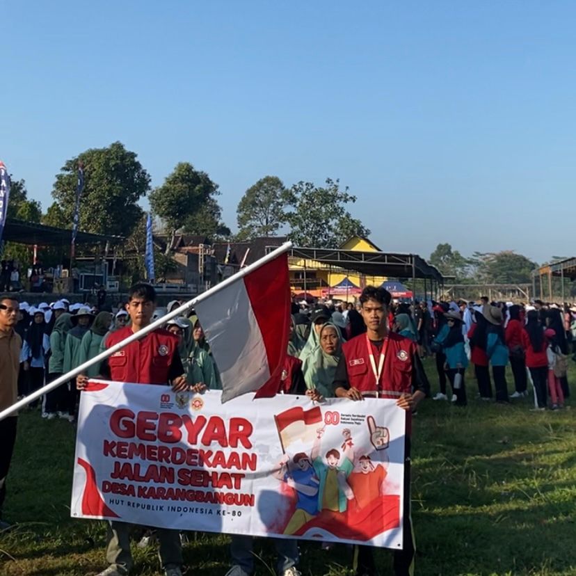 Mahasiswa KKN 04 Karangbangun Bantu Sukseskan Jalan Sehat Warga Desa
